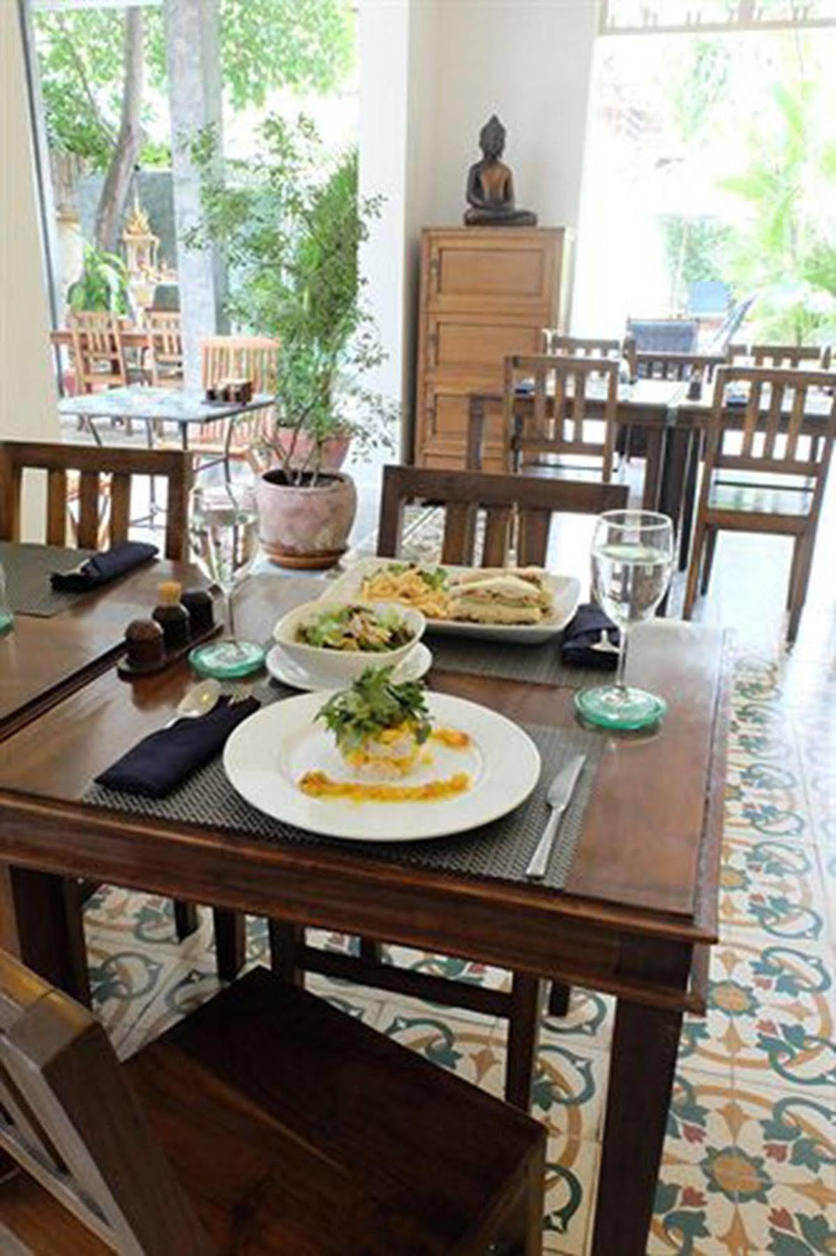 The Sangkum Hotel Phnom Penh Exterior foto